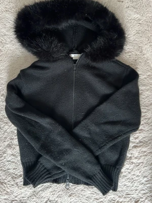 Svart stickad hoodie  - Svart stickad hoodie med dragkedja från gina tricot strl xxs 💞