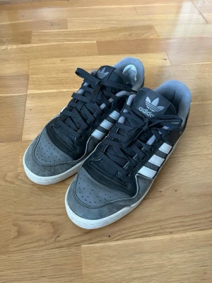 Adidas Forum adv - Ett par adidas forum adv (skate version) i bra skick. Storleken är 42. Lätt använda men fortfarande fräscha. Skickar direkt