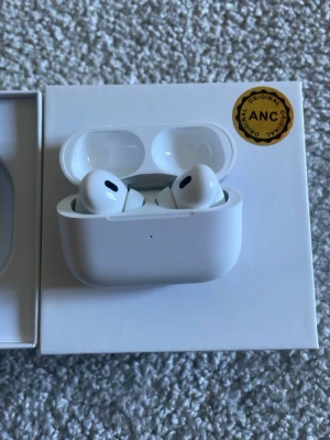 Air pods pro (2nd generation) - Vita AirPods, inte originalprodukt utan detta är en kopia. Airpodsen funkar in princip likadant som original, de ser likadana ut och har samma funktioner. 