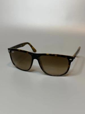 Rayban Boyfreind Solglasögon  - ‼️VI TAR EJ BYTEN!‼️Ray-Ban Boyfreind 4147 | Skick: 9/10 | Storlek 60/15 | ingår fodral vid köp! | Fraktar inom 24H efter köp på köparens bekostnad 📦💨 | Hör av dig vid minsta fråga eller fundering 💭 