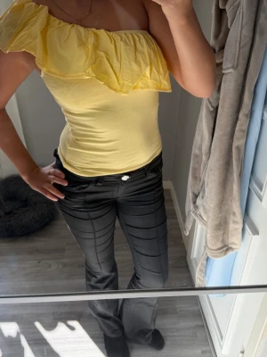 Gul volangtopp från Gina Tricot - Mycket fin tubtopp från kappahl💛  Pris ej hugget i sten💗  Storlek 158/164!