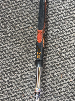 PING CRAZ-E golfputter - Säljer en PING CRAZ-E golfputter med svart och orange grepp och silverfärgat klubbhuvud. Puttern har en unik form och detaljer i svart och orange på klubbhuvudet. Perfekt för dig som vill ha en stabil och snygg putter på greenen. Väldigt fint skick bara lindan och head covern som är slitna. Vid snabb affär kan priset diskuteras