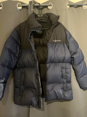 Sail racing jacka - Ja de är en sail racing jacka och dom är ju känd för å va ganska dyra. Sjuuukt varm vilket är bra på vintern och ja den är använd 1 vinter och nypris är jag inte riktigt 100 på men tror de va ungefär 2500-3000kr. Den är också 100% äkta. Kan gå ner lite i pris vid snabb affär