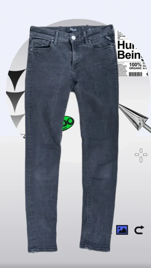 Mörkgrå skinny jeans Replay - Snygga mörkgrå skinny jeans från Replay med klassisk femficksmodell och dragkedjedetalj vid fickan. Jeansen har smal passform och är tillverkade i stretchigt denimtyg för extra komfort. Perfekta för en trendig och avslappnad stil.
