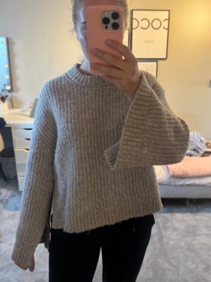 Beige stickad tröja med vida ärmar - Mysig beige stickad tröja med bred ribbstickning och riktigt vida ärmar.❤️