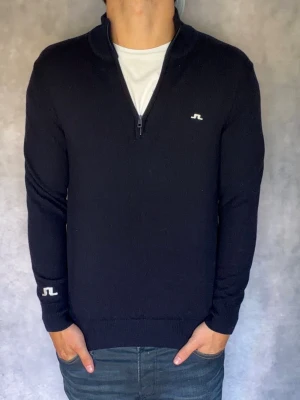 J.Lindeberg Zip - Riktigt snygg j.lindeberg zip | Bra skick | Modellen är 181 och väger 74kg | Storleken är XL men sitter exakt som en S | Ny pris ca 1600