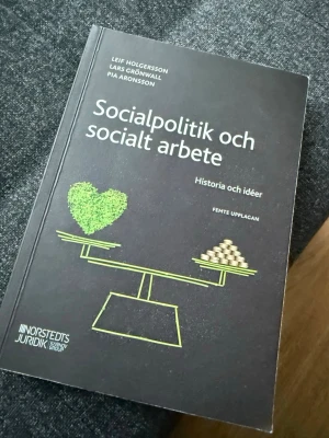 Socialpolitik och socialt arbete bok - Socialpolitik och socialt arbete. Författare Lars Grönwall, Pia Aronsson, Leif Holgersson Upplaga5 ISBN9789139115915 SpråkSvenska Vikt 566 gram Utgivningsdatum 2021-03-30 Förlag Norstedts Juridik Sidor 445  Köpt för 572 kr på Adlibris. Helt ny och oanvänd