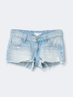 Ljusa jeansshorts med fransig kant - Säljer ett par ljusblå jeansshorts med fransig kant och slitna detaljer. Shortsen har klassisk femficksmodell, bälteshällor och snygga bakfickor med knapp och broderad detalj. Perfekta för sommaren och riktigt trendiga.