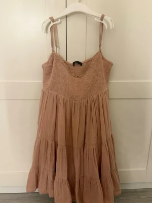 Beige / ljus rosa  volangklänning  - Söt beige/ ljus rosa klänning från Zara 💞