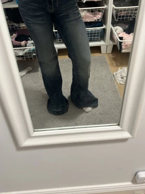 Mörkblå bootcut jeans - Säljer ett par jättefina mörk blåa byxor från cheap monday pga att dom är lite för långa. Trendiga byxor med låg midja och bootcut men lite mer baggy i passformen. Storleken är 25/30 men dom är ganska långa. Har endast använt en gång 