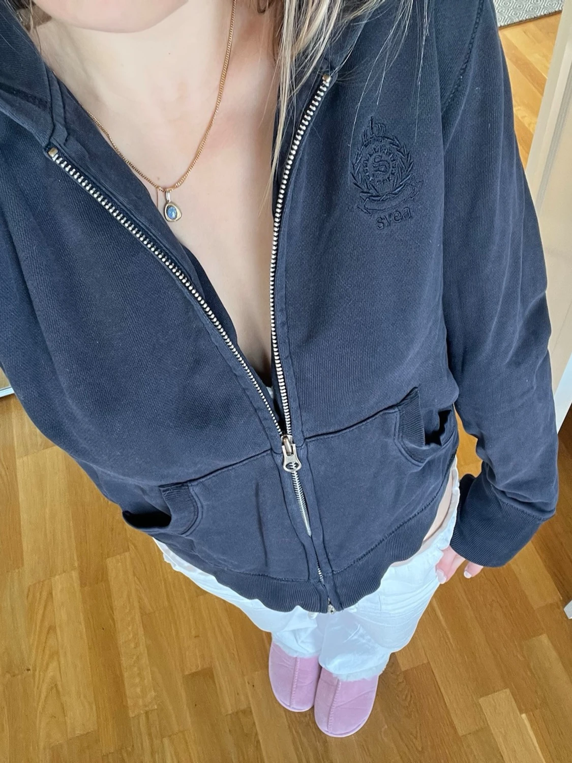 Mörkblå zip hoodie med brodyr - 1