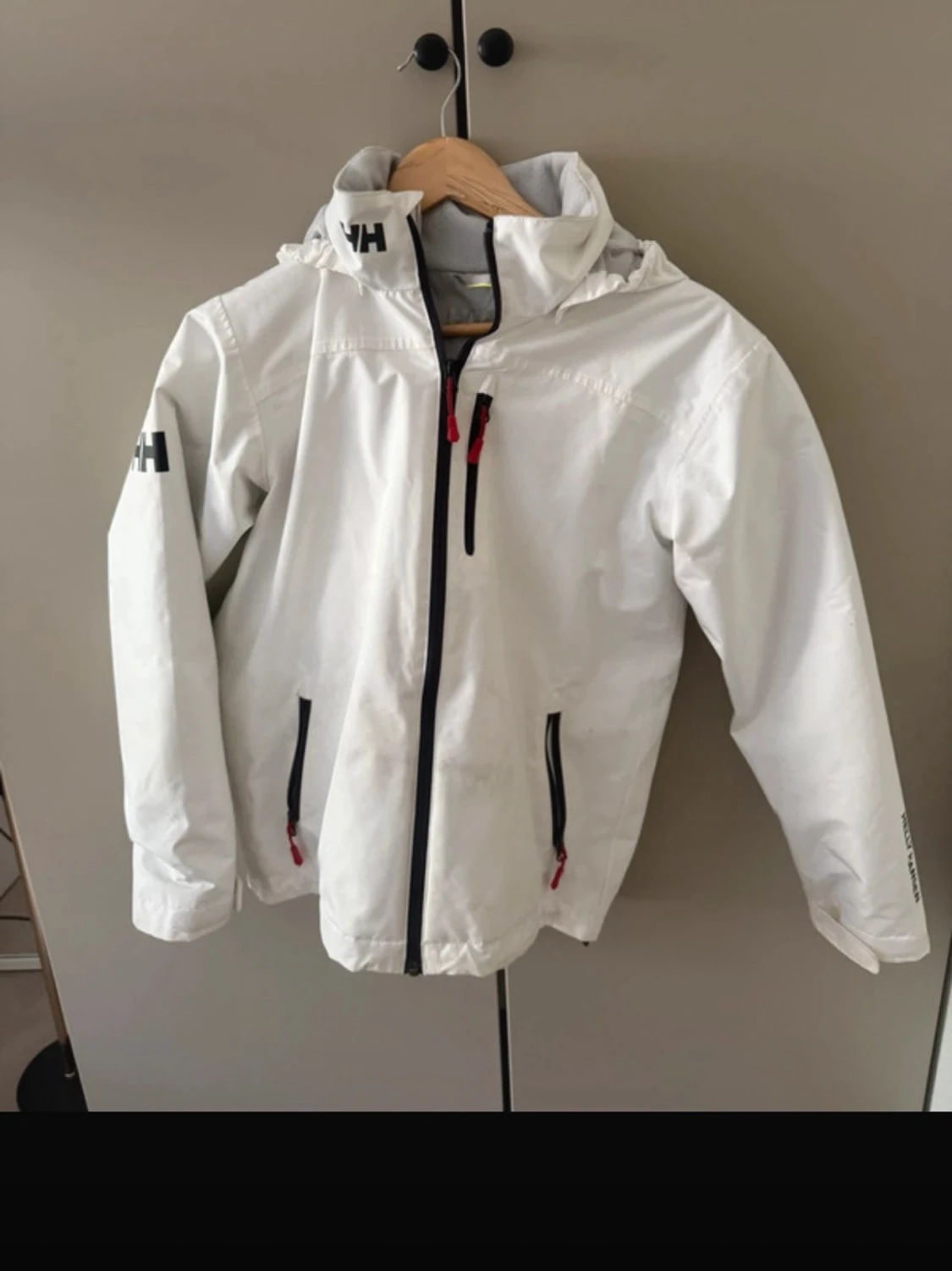 Vit vindjacka från Helly Hansen