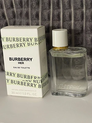 Burberry Her Eau de Toilette 30ml - Burberry Her Eau de Toilette 30ml  Se bilder för mängd kvar och noter och batchkod. Köpt på flaconi vilket är en legit sida att köpa äkta parfymer på. Beställnings/kvitto visas vid intresse av köp. Självklart äkta. Förvarad mörkt och svalt  inköpt juni 2026