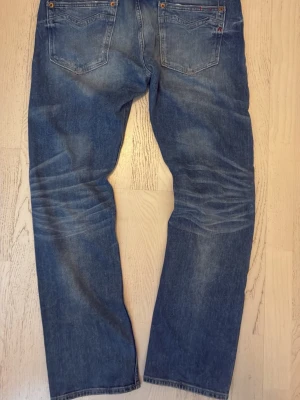 Replay straight jeans - Snygga replay jeans i bra skick, köpte till min pojkvän men de var något för stora. Står storlek 34 och sitter som M ungefär skulle jag gissa. Längden passade min kille som är 185cm lång. Köpte för 800kr på vinted. 