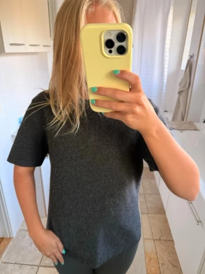 Mörkgrå stickad t-shirt - Superskön och stickad tröja från Soft Goat, använd ett fåtal gånger, passar till allt 💕