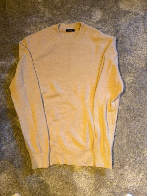 Beige tröja Massimo Dutti - Beige tröja från Massimo Dutti. Nypris ca 1000kr. Storlek L (passar även M).