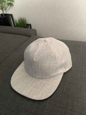 Vit keps med Fendi-mönster - Rikigt skön å ha