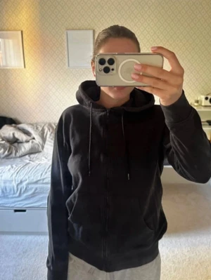 Zip hoddie - Använd fåtal gånger, mycket fint skick. Skriv för fler bilder eller funderingar!