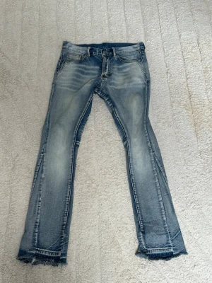 Mnml b484 flared jeans - Mnml b484 flared jeans i storlek 28. Säljer för dom e för små. Nypris ca 1100kr 