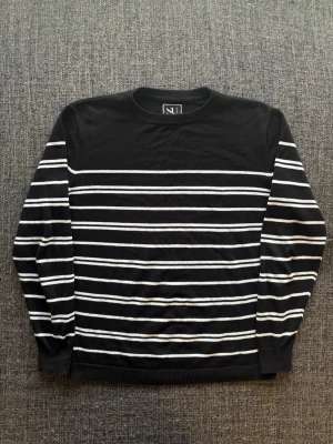 Straight up tröja ~ vintage  - Sjukt eftertraktad Straight Up tröja ~ vintage randig modell | st M | färg svart/vit | vintageplagg i bra skick | äldre modell som inte längre tillverkas och därför är svår att hitta | sällsynt 2000’s modell | OBS kan gå ner lite i pris vid snabb affär! 🏄
