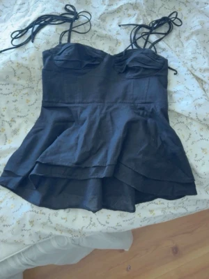 Svart  topp Zara - Supersnygg svart korsettopp med tunna axelband som knyts. Den är ifrån Zara och används kanske 4 gånger:) 