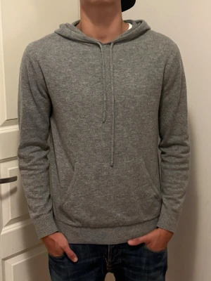 Cashmere Hoodie - Jääätte fet Cashmere hoodie från Tiger of Sweden. Inköpt på Nk, nypris 2200kr. Storlek M, modellen på bilden är 187cm, 75kg.
