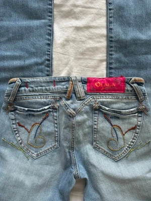 Lågmidjade utsvängda O’lala jeans - Lågmidjade utsvängda jeans från O’lala. 🩷 Det står storlek 38 men tycker de passar mer 34. Midjemått tvärsöver: 35 cm. Innerbenslängd: 80 cm.