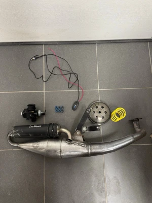 Trim delar moppe  - Säljer dessa trimdelar som jag fick med vid köpte av min Yamaha jogr kombinera denna setup med en 70cc och den kommer utmärkt att toppa 100 skriv vid frågor om delarn man kan självklart köpa delarna enskilt men då är det bud som gäller skriv vid minsta lilla fråga 