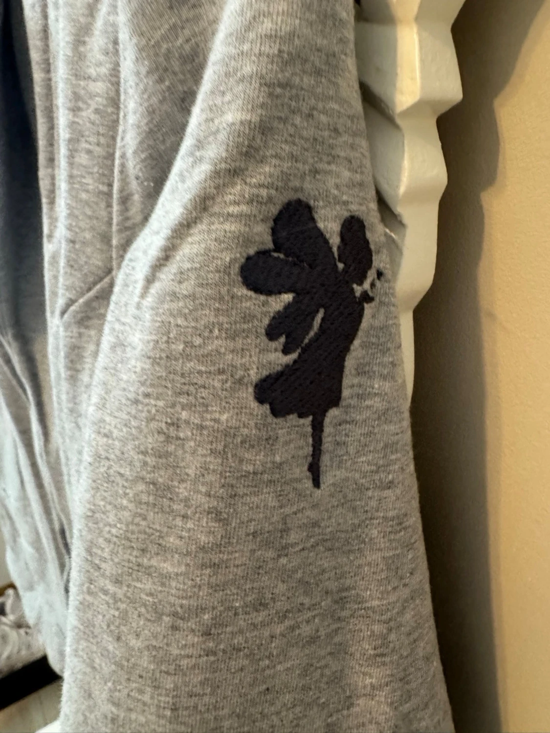 Grå kavaj med broderad detalj - 1