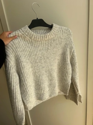 Grå stickad tröja - Säljer jättemysig grå stickad tröja i skönt material🥰 köpt för 500 kr från ginatricot  och knappt använd!