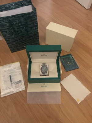 Fin klocka date just 41mm silver - Fin klocka skriv för en snabb och smidig affär, finns extra länkar 