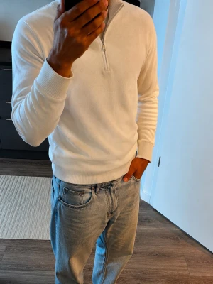Massimo Dutti Zip Up - Klassisk vit stickad tröja med halv dragkedja och ståkrage. 