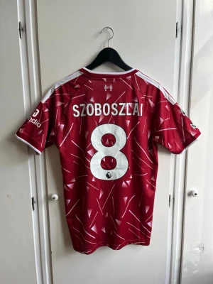 Liverpool 2026/27 Hemmatröja - Szoboszlai - Liverpools Hemmatröja för kommande säsong 26/27. Storlek M, Szoboszlai på ryggen. Ny med lapparna kvar. Hör av dig vid frågor!👍