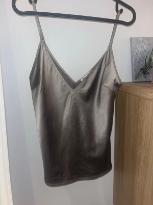 Silvrigt linne från Zara - Silvrig topp från Zara med smala axelband och v-ringning💞