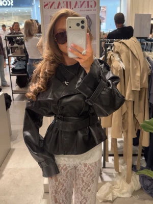 Svart oversized skinnjacka med bälte - Helt slutsålda jackan som är så snygg!!😍😍 säljer i str. S