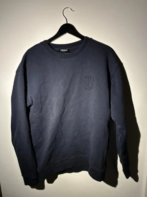 Dondup tröja  - Mörkblå dondup tröja storlek L