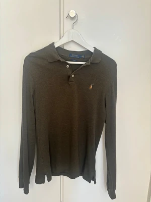 Ralph lauren långärmad  - Säljer min långärmade tröja från Ralph lauren i storlek M. Väldigt fin kvalitet och inga fel på tröjan. Färgen är khakigrön typ.