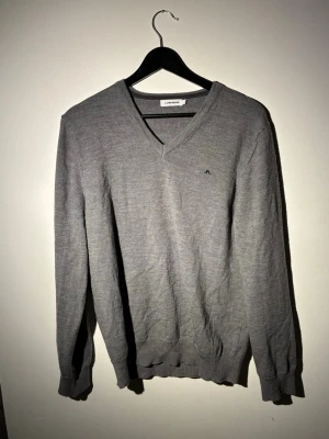 J.Lindeberg pullover - Grå J.Lindberg pullover i storlek L, dock liten k storleken