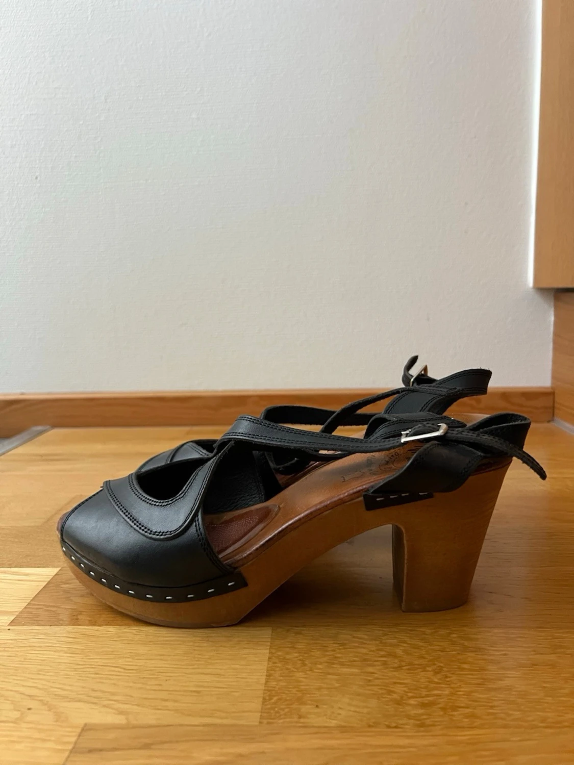 Svarta träklackade sandaler
