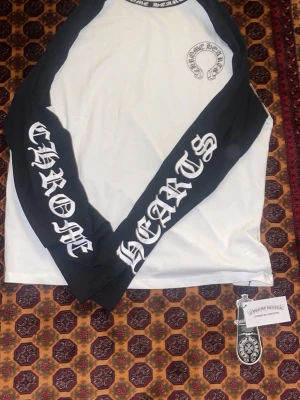Chrome Hearts långärmad topp - Säljer denna chrome hearts eftersom den var för stor på mig. Storlek M. Sista pris är 399