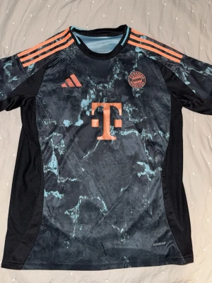 Bayern München matchtröja - Säljer denna feta Bayern München matchtröja. Den är i nyskick då jag endast använt den fåtal gånger. Storlek L. Hör av er vid minsta intresse eller fundering!