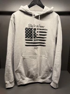 Studio silvano hoodie S - Säljer denna fantastiskt snygga studio silvano hoodie. Storlek S. Passar 173-183. Modellen är 180cm. Helt ny. Fast pris. Köp genom ”köp nu” fraktar inom 24H⚡️