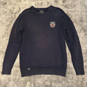Morris tröja - 👕Plagg : Tröja                                                                                  👕 Märke : Morris                                                                              📏Storlek : L                                                                                   ✨Skick : Vädligt bra                                                          🧍‍♂️Modellen är 180cm