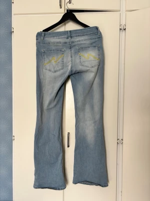 Nelly jeans - Säljer de populära nelly jeansen, med lågmidja och flare, som bara har använts några gånger. Dem är i storlek 42 och är så gott som nya☺️