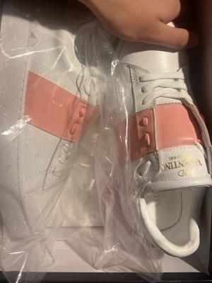 Valentino open sneakers rosa - Äkta valentino opens rosa, kvinnomodell och storlek 39. Passar även 38 och 40 beroende på knytning. KVITTO FINNS👍