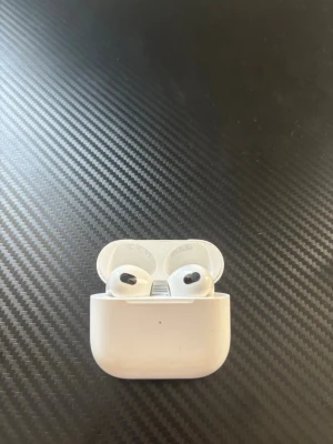 Airpods 3:e gen - Jag har inte använt dom på över 1år och dom funkar som vanligt säljer eftersom jag inte använder dom