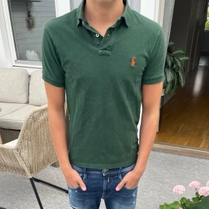 Ralph lauren piké - Säljer nu denna riktigt snygga polo ralph lauren pikén!🙌 Skick: 9/10🌟 Storlek: S - Slim fit så har riktigt snygg passform👏 Hör gärna av er vid frågor eller funderingar!🤗