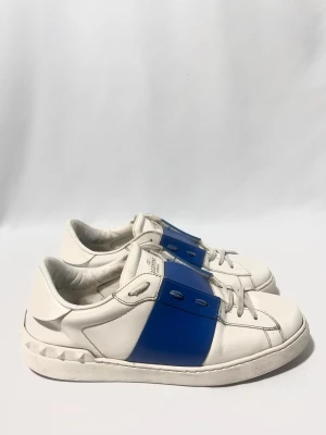 Valentino Open Sneakers  - Stilrena Valentino Opens i en unik colorway! Toppskick, inga defekter. 43,5 men passar 44. Kontakta mig för fler frågor och funderingar!