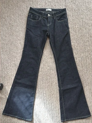Gina jeans  - Säljer dessa populära lågmidjade booycut jeansen från  Gina. Mörkblåa med vita sömmar. Säljer då de inte kommit till användning. Endast använda 1 gång. Pris kan diskuteras vid snabbt köp! 