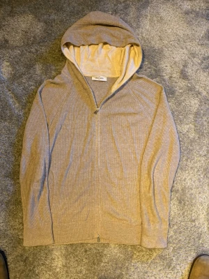 Beige zip-hoodie Gran Sasso  - Beige zip hoodie från Gran Sasso. Nypris ca 4000kr. Storlek 50 motsvarar M/L. Jättebra skick förutom själva lappen är lös bara.